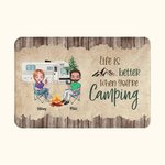 Tapis de Porte Personnalisé avec Dessin de Personnages et Nom Thème Camping Cadeau Anniversaire pour Amis Partenaire Amateur de Camping