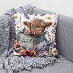Gepersonaliseerde Baby Highland Cow In a Bucket Kussenhoes Bohemia Kussenhoes Decoratie Verjaardag Housewarming Newborn Gift voor Kid Highland Cow lie