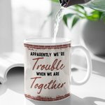 Personlig Apparently We're Trouble When We Are Together Who Knew Keramisk mugg Rolig present till bästa vänner flickvänner