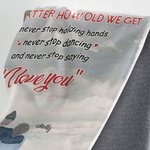 Gepersonaliseerde No Matter How Old We Get Never Stop Holding Hands Flannel Sherpa deken cadeau voor vrouw huwelijksverjaardag cadeau