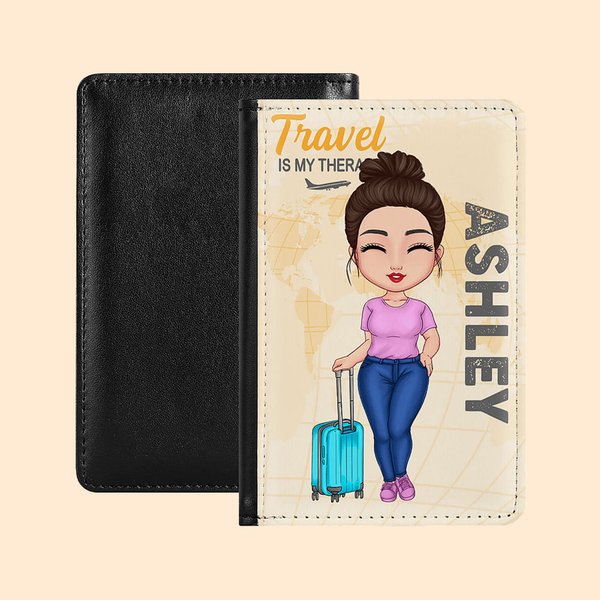Viaje personalizado es mi terapia Funda portátil para pasaporte con nombre Accesorio de viaje Cumpleaños Regalo de Navidad para amigos Familia