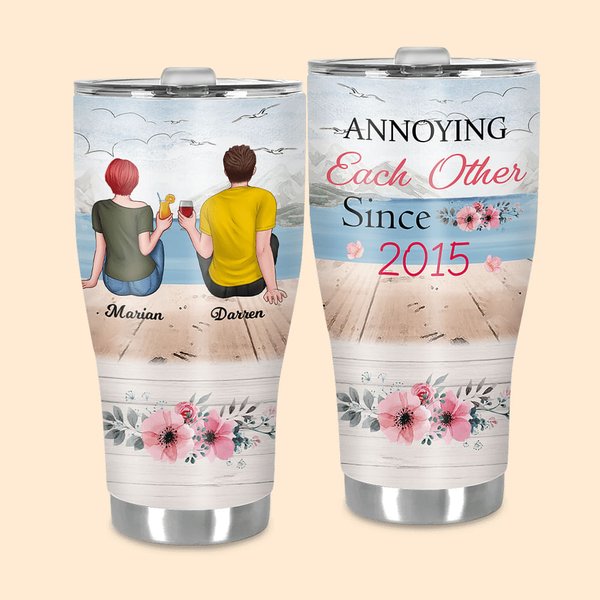 Personalizzato Annoying Each Other Since 2019 Coppia seduta in riva al lago Bicchiere curvo con cannuccia Anniversario Regalo di San Valentino per cop