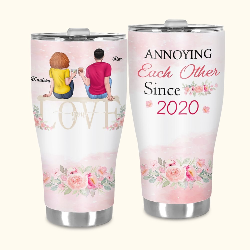 Personligt Annoying Each Other Since 2019 Par som sitter på kärleksstol böjd tumbler med halm Jubileum Alla hjärtans dag-present för par 1