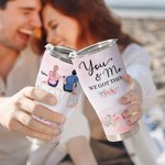 Gepersonaliseerde Jij en Ik We Hebben Dit Paar Zittend Op Een Liefdesstoel Gebogen Tumbler met Rietje Verjaardagscadeau voor Paar