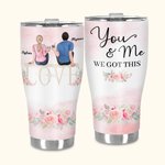 Gepersonaliseerde Jij en Ik We Hebben Dit Paar Zittend Op Een Liefdesstoel Gebogen Tumbler met Rietje Verjaardagscadeau voor Paar