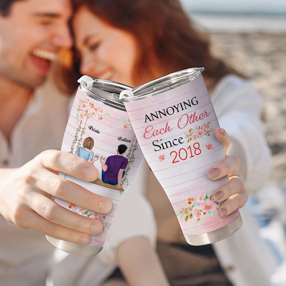 Personlig Annoying Each Other Since 2019 Par som sitter på blomstersvinge buet tumbler med halm jubileum Valentinsdag gave til par 2