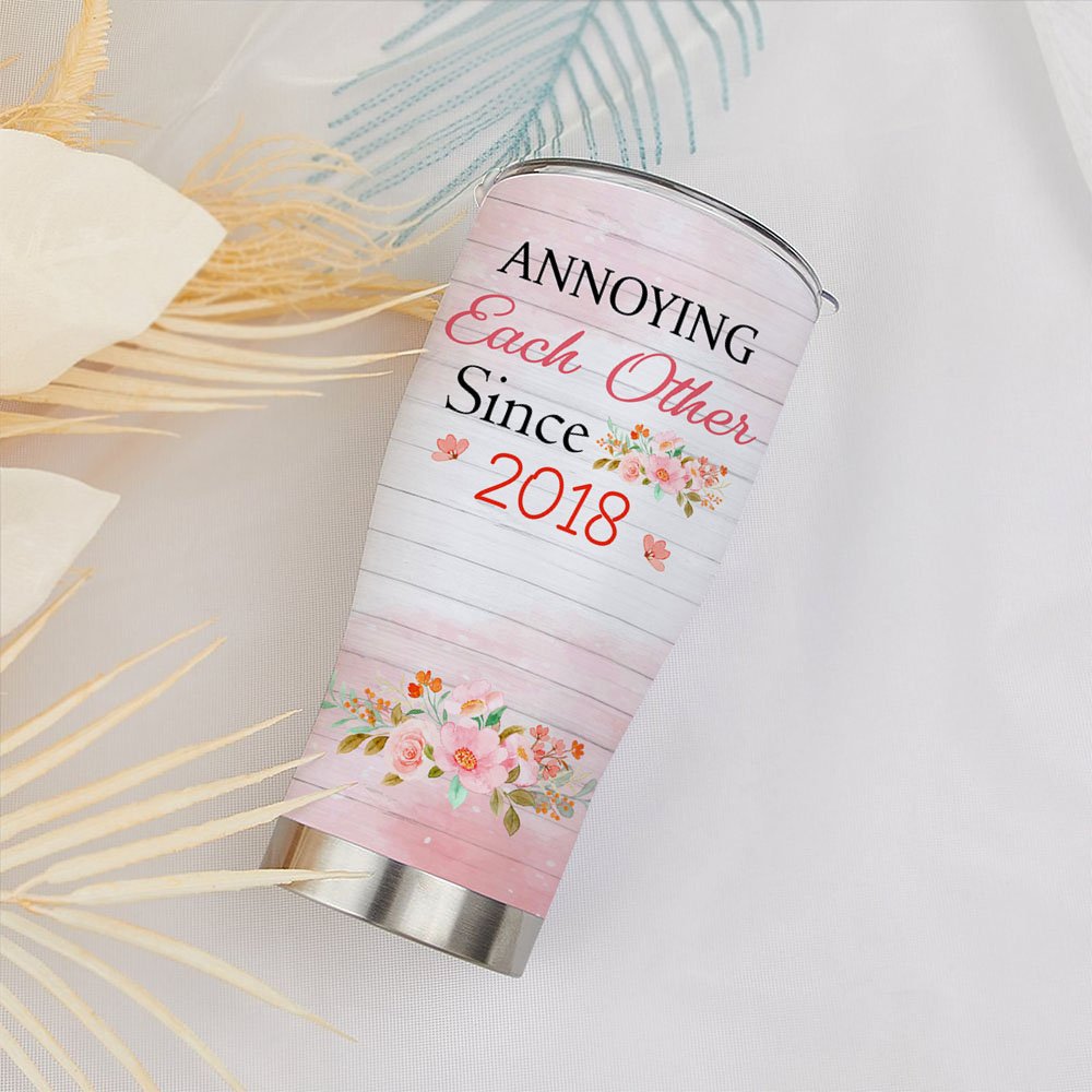 Personlig Annoying Each Other Since 2019 Par som sitter på blomstersvinge buet tumbler med halm jubileum Valentinsdag gave til par 4