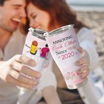 Personligt Annoying Each Other Since 2019 Par som sitter på kärleksstol böjd tumbler med halm Jubileum Alla hjärtans dag-present för par 2