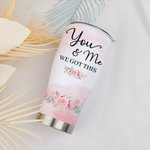 Gepersonaliseerde Jij en Ik We Hebben Dit Paar Zittend Op Een Liefdesstoel Gebogen Tumbler met Rietje Verjaardagscadeau voor Paar