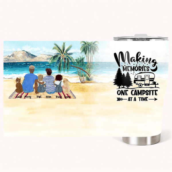 Gobelet courbé 30oz personnalisé Making Memories One Campsite At A Time pour un couple, une famille ou des amoureux du camping.