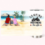 Bicchiere curvo personalizzato Camping Partners for Life per una coppia di amanti del campeggio e della famiglia