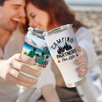 Bicchiere curvo personalizzato Camping Partners for Life per una coppia di amanti del campeggio e della famiglia