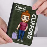 Viaje personalizado es mi terapia Funda portátil para pasaporte con nombre Accesorio de viaje Cumpleaños Regalo de Navidad para amigos Familia