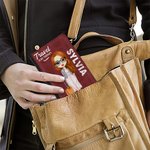 Viaje personalizado es mi terapia Funda portátil para pasaporte con nombre Accesorio de viaje Cumpleaños Regalo de Navidad para amigos Familia