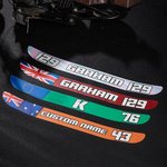 Set di 2 adesivi personalizzati per la visiera del casco da moto con nome, numero, bandiera, logo, regalo per gli appassionati di sport motoristici.