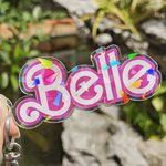 Porte-clé Personnalisé avec Nom Accessoire en Acrylique Paillettes Roses Décor Sac Cadeau pour Fans de Poupée