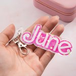 Porte-clé Personnalisé avec Nom Accessoire en Acrylique Paillettes Roses Décor Sac Cadeau pour Fans de Poupée