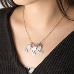 Spersonalizowany naszyjnik 1-5 Baby Feet with Birthstone Sterling Silver Biżuteria na Dzień Matki, Święto Dziękczynienia, prezent dla mamy i babci