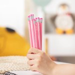 Set de 12 Crayons HB Personnalisé avec Nom à Cœur Set de Papeterie Rose Cadeau Rentrée Scolaire pour Enfant Fille Fan de Poupée Rose