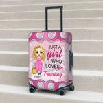 Spersonalizowany pokrowiec na walizkę Just A Person Who Loves Traveling z imieniem i nazwiskiem Pasuje do walizki 18-32 cali Prezent na wakacje dla miłośnika podróży