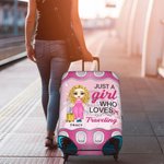 Spersonalizowany pokrowiec na walizkę Just A Person Who Loves Traveling z imieniem i nazwiskiem Pasuje do walizki 18-32 cali Prezent na wakacje dla miłośnika podróży