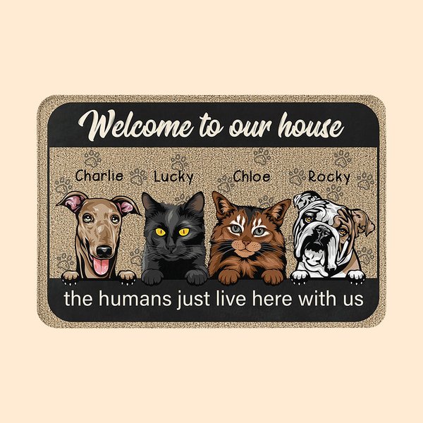 Alfombrilla de puerta personalizada Welcome To My House The Humans Just Live Here With Me Regalo de Navidad para los amantes de los perros y los gatos