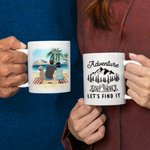 Tazza in ceramica bianca personalizzata L'avventura è là fuori, troviamola Tazza per il viaggio in campeggio della famiglia Regalo per l'amico di fami