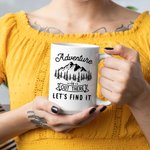 Tazza in ceramica bianca personalizzata L'avventura è là fuori, troviamola Tazza per il viaggio in campeggio della famiglia Regalo per l'amico di fami