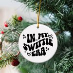 Gepersonaliseerd In My Swiftie Era Keramisch Ornament met Foto Kerstcadeau voor Familie of Vriend