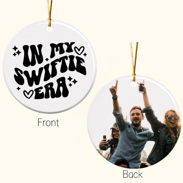 Gepersonaliseerd In My Swiftie Era Keramisch Ornament met Foto Kerstcadeau voor Familie of Vriend