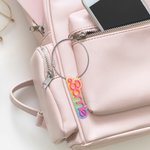Porte-clés Fashion Rose Arc-en-Cidel Personnalisé avec Nom Initiale Accessoire en Acrylique Sac à Dos Clés Cadeau pour Fans de Poupée Rose