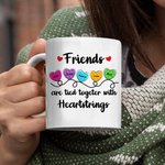 Tazza in ceramica personalizzata Friends Are Tied Together With Heartstrings con 2-6 nomi Migliore amicizia Regalo di compleanno di Natale per sorelle