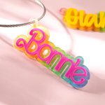 Porte-clés Fashion Rose Arc-en-Cidel Personnalisé avec Nom Initiale Accessoire en Acrylique Sac à Dos Clés Cadeau pour Fans de Poupée Rose
