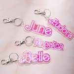 Porte-clé Personnalisé avec Nom Accessoire en Acrylique Paillettes Roses Décor Sac Cadeau pour Fans de Poupée