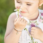 Gepersonaliseerde Margriet Bedelarmband met Gegraveerde Initiaal Kerst Verjaardagsfeest Cadeau voor Meisje Vriendin Baby Shower Doop Bloemenmeisje