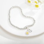 Personalisierte Perlen Armband mit Gänseblümchen Charme und eingraviert Initial Geschenk für ihr Baby Dusche
