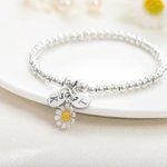 Personalisierte Perlen Armband mit Gänseblümchen Charme und eingraviert Initial Geschenk für ihr Baby Dusche