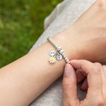 Personalisierte Perlen Armband mit Gänseblümchen Charme und eingraviert Initial Geschenk für ihr Baby Dusche