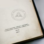 Libro personalizzato Goffratore Biblioteca Timbro Sigillo Mano Tenuto Timbro Goffratura Regalo di Natale Compleanno Grande Regalo Amanti Libro