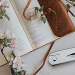 Tampon à Gaufrer Personnalisé avec Fleur de Naissance et Texte Cadeau d'Anniversaire pour Amoureux des Livres de la Bibliothèque