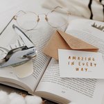 Tampon à Gaufrer Personnalisé avec Fleur de Naissance et Texte Cadeau d'Anniversaire pour Amoureux des Livres de la Bibliothèque