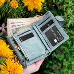 Gepersonaliseerde Tri-Fold Butterfly Geboortebloem Leren Portemonnee met Munthouder Verjaardag Kerstcadeau voor Vrouw