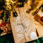 Tampon à Gaufrer Personnalisé avec Fleur de Naissance et Texte Cadeau d'Anniversaire pour Amoureux des Livres de la Bibliothèque