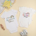 Gepersonaliseerd 100% Katoen Geborduurde Afdrukken Regenboog Unisex T-shirt en Onesie Set met Naam Bijpassende Set Verjaardagscadeau voor Nieuwe Moede