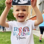 Gepersonaliseerd 100% Katoen Geborduurde Afdrukken Regenboog Unisex T-shirt en Onesie Set met Naam Bijpassende Set Verjaardagscadeau voor Nieuwe Moede