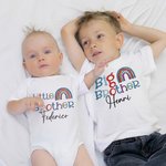 Gepersonaliseerd 100% Katoen Geborduurde Afdrukken Regenboog Unisex T-shirt en Onesie Set met Naam Bijpassende Set Verjaardagscadeau voor Nieuwe Moede