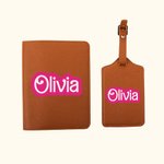 Étiquette de Bagage ou Couverture Passeport Personnalisée avec Nom Style Poupée Rose Cadeau Anniversaire Noël pour Amoureux de Voyage