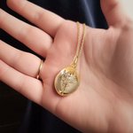 Collier Médaillon Gravé Personnalisé avec Photo Texte 1-4 Fleurs de Naissance Cadeau de Fête des Mères pour Femme
