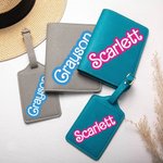 Étiquette de Bagage ou Couverture Passeport Personnalisée avec Nom Style Poupée Rose Cadeau Anniversaire Noël pour Amoureux de Voyage