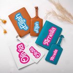 Étiquette de Bagage ou Couverture Passeport Personnalisée avec Nom Style Poupée Rose Cadeau Anniversaire Noël pour Amoureux de Voyage